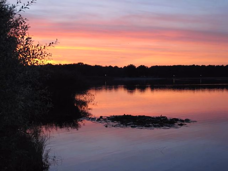 Ein ruhiger See bei Sonnenuntergang